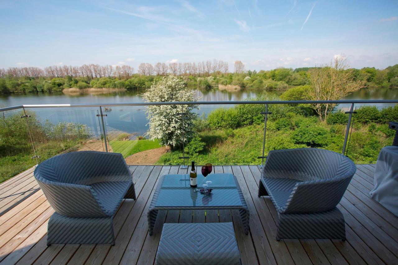 Somerford Keynes Lakeside Property With Access Into Spa On A Nature Reserve Bauhinia House Hm73 מראה חיצוני תמונה